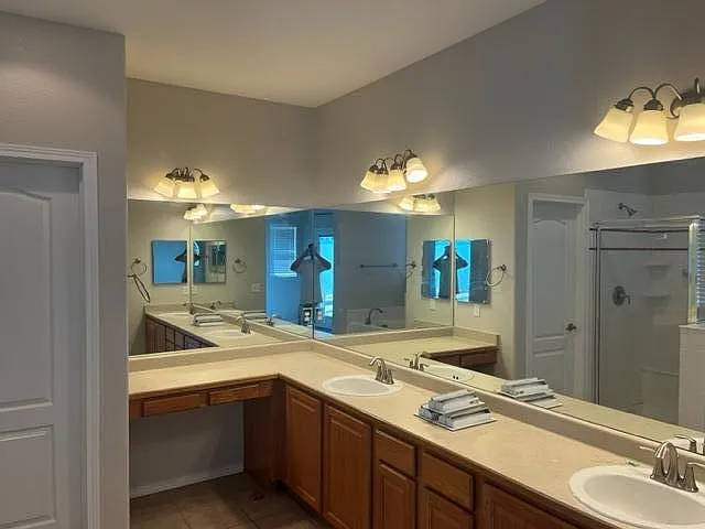 Main 5-piece bathroom