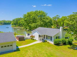 174 Carters Cove Dr, Weems, VA 22576