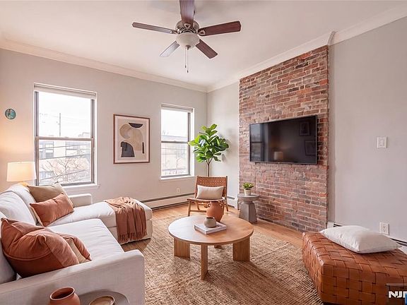 5th image of 133 Grand St #401