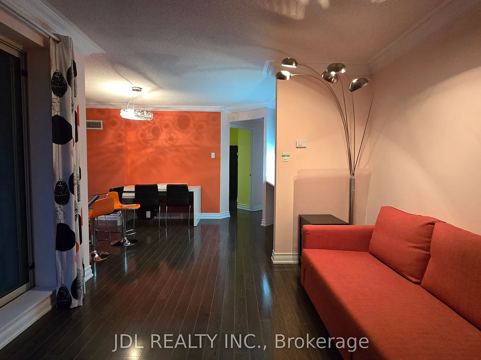 889 Bay St — Photo 2
