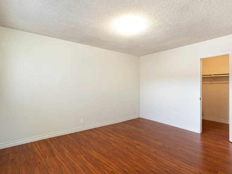 1030 N Harper Ave — Photo 24