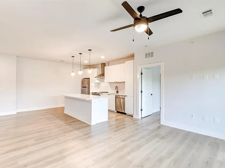 2500 Longview St #402 — Photo 5