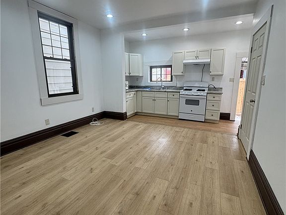 3rd image of 5112 Chaplain Way