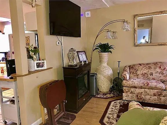 3 bed, 1300 sqft, $2,200 — Photo 3