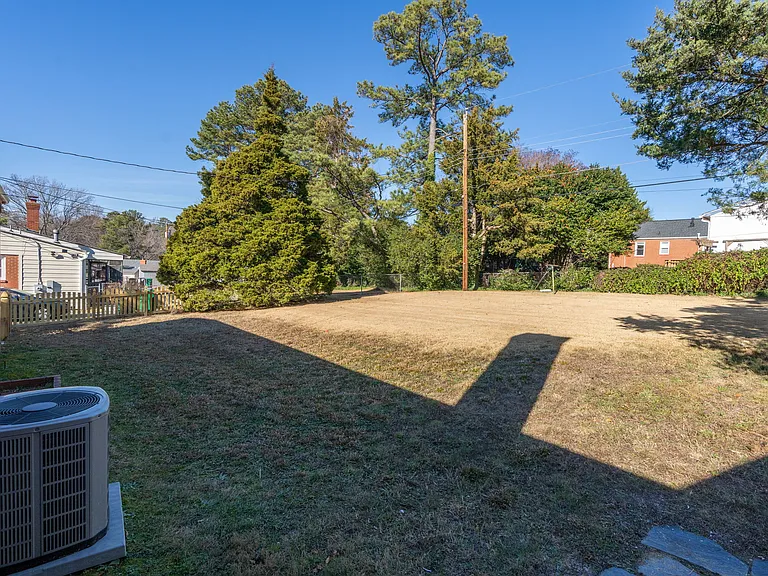 8702 Claymont Dr — Photo 46