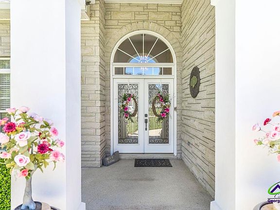 3rd image of 219 Royal Crest Cir