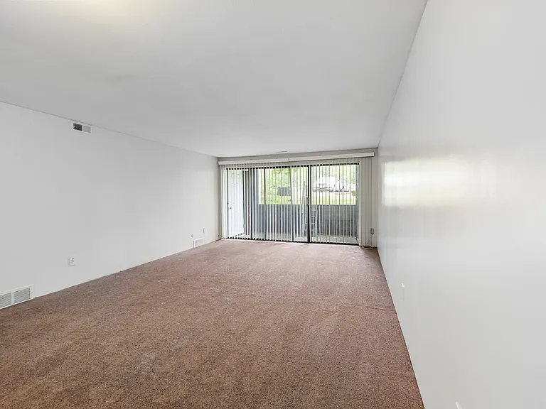 Greenwich Manor Apartments — Photo 22