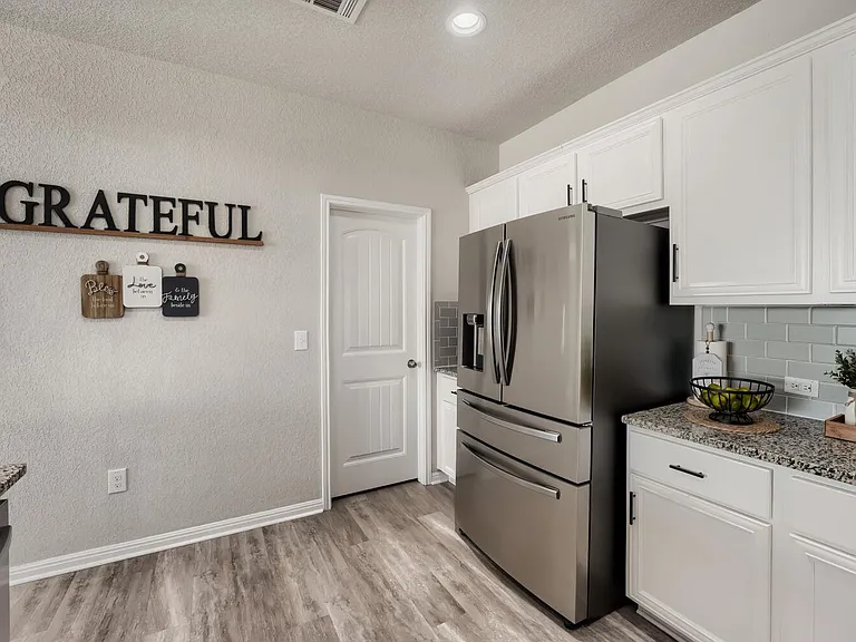 141 Marienfeld Ln — Photo 11