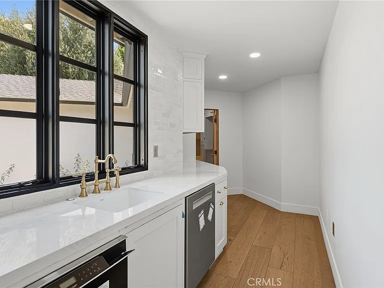 22960 Calvert St — Photo 20