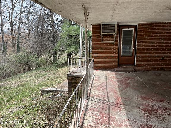 4th image of 2440 Brooks Ave