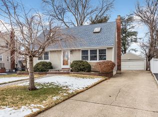 23 Croyden Ln, Hicksville, NY 11801