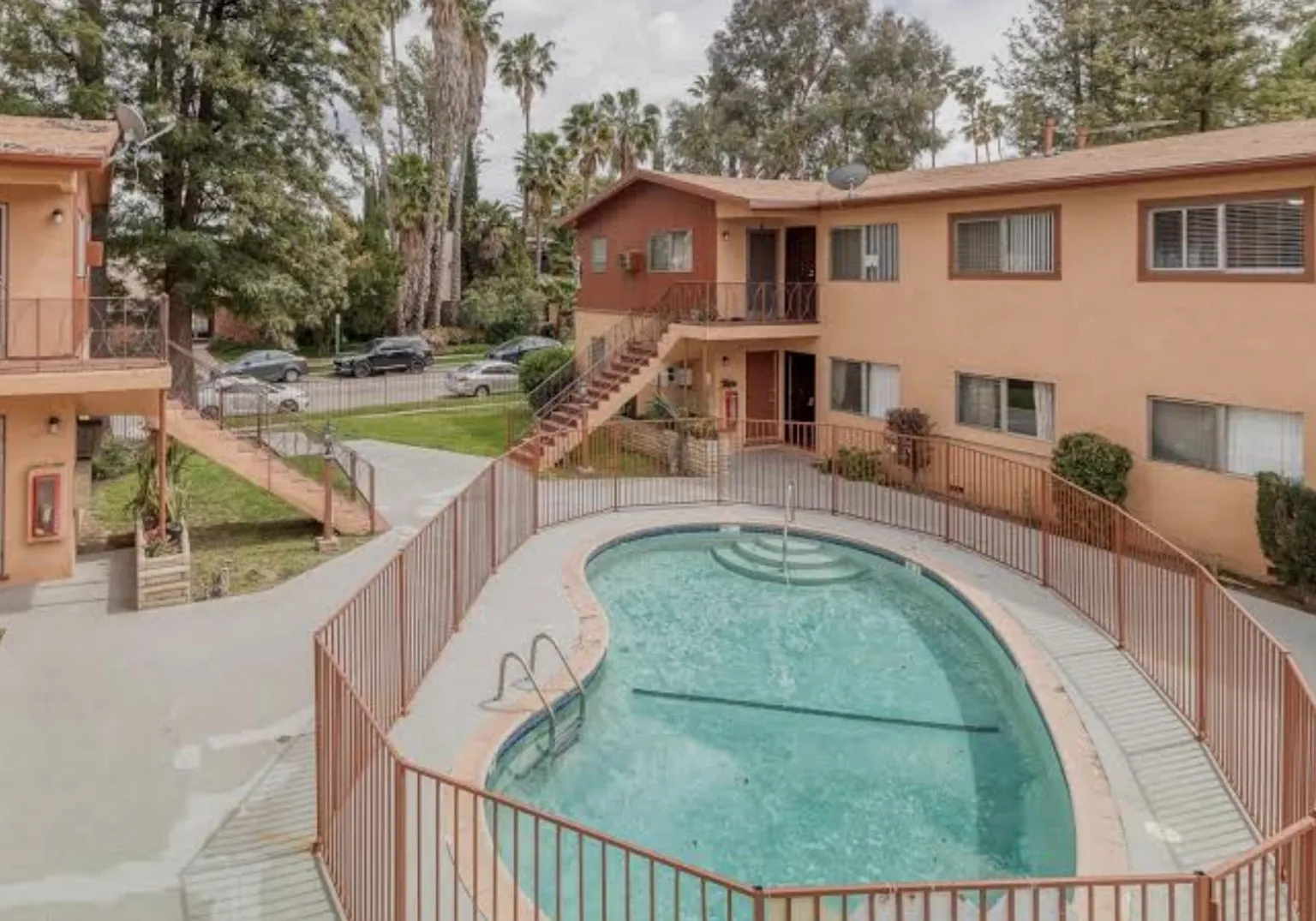 Coral Wood Court — Photo 4