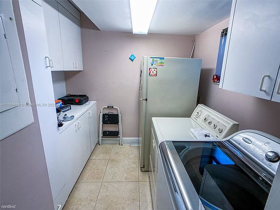 3rd image of 956 Mockingbird Ln