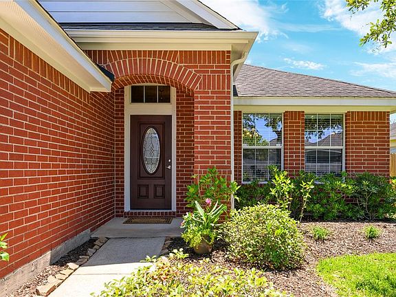 3rd image of 383 Livingstone Ln