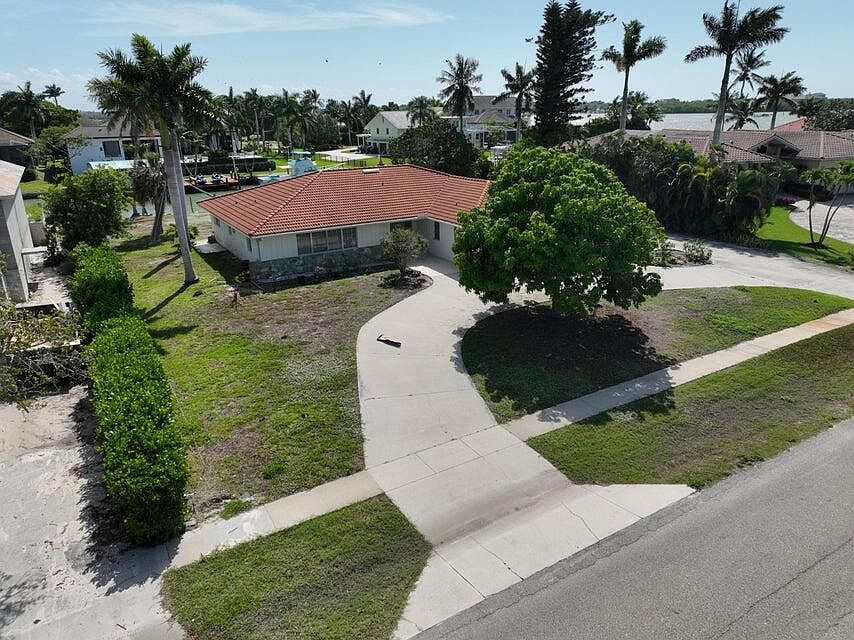 1st image of 961 Scott Dr