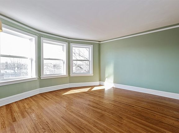 3rd image of 5953 N Winthrop Ave APT 3W