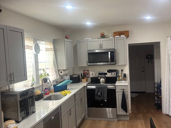 4th image of 528 Ferry St Floor 1