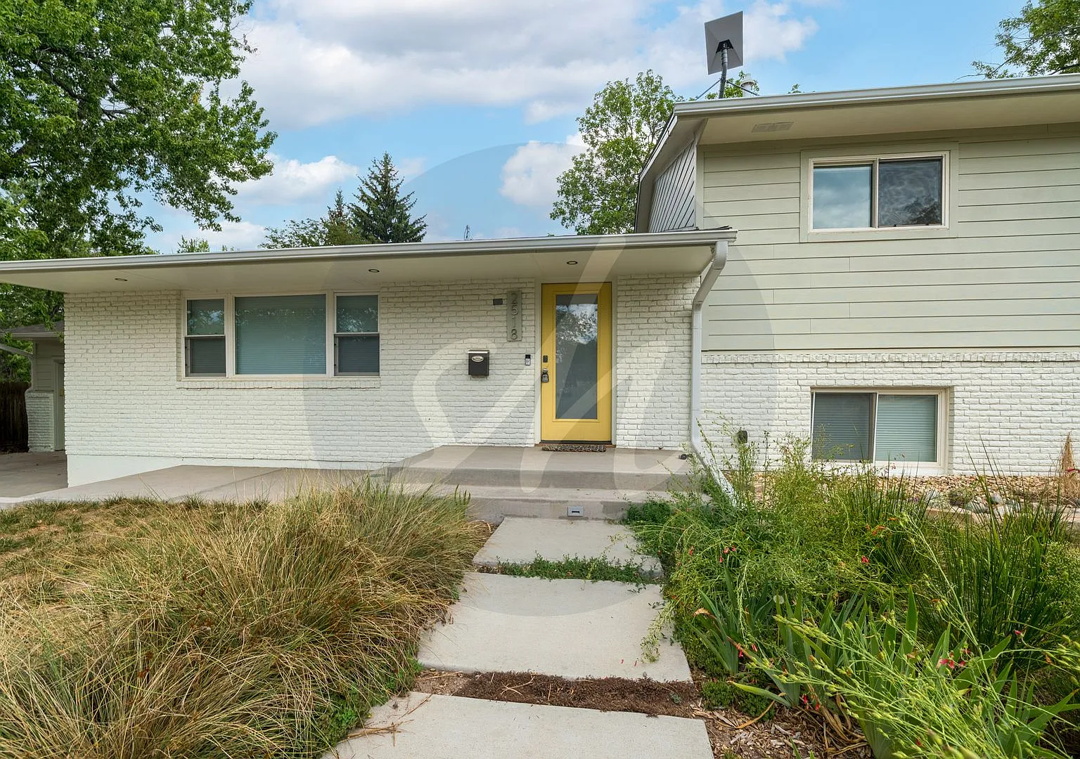 Century Heights Home with large backyard — Photo 2