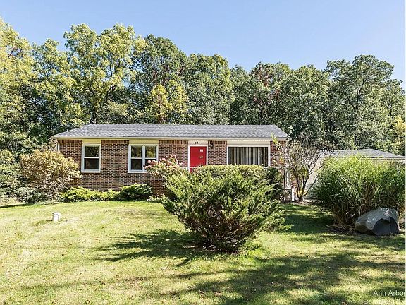 3rd image of 954 Rose Dr