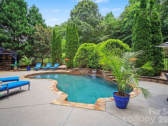4th image of 218 Crimson Orchard Dr