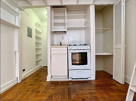 3rd image of 17 W 76th St APT 4A