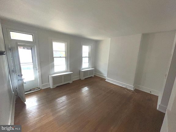 3rd image of 4728 Silverwood St