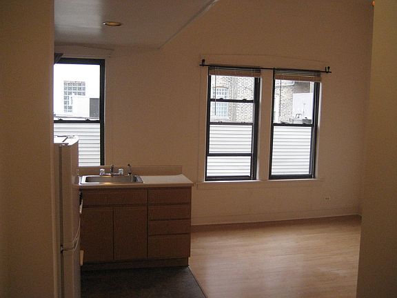 2nd image of 1649 N Wells St #3K1