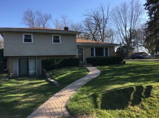 10 Woodland Rd, Lake In The Hills, IL 60156