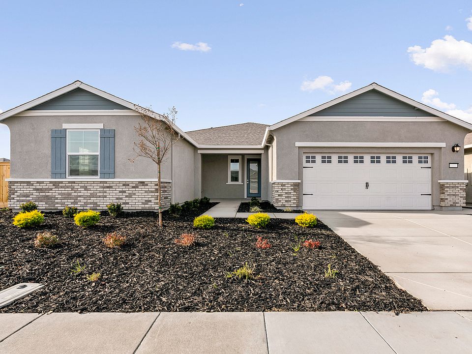 This home has a 2-car garage and gorgeous stone detailing.