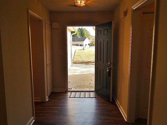 3rd image of 150 York Ln