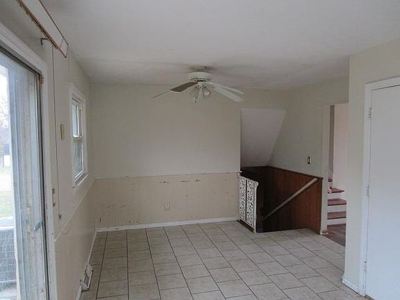 4th image of 583 Bishop Dr
