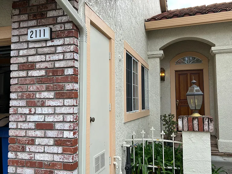 2111 Cuesta Dr — Photo 2