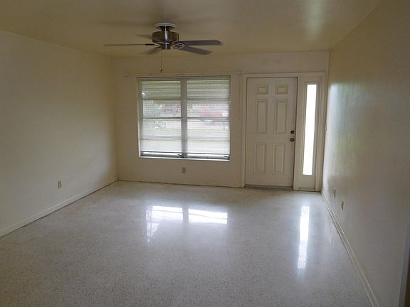 3rd image of 421 SE Parkway Dr