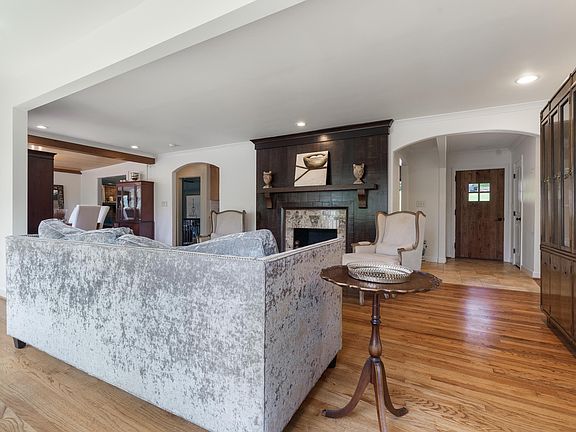 5th image of 2225 Peacock Ln