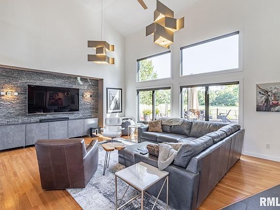 3rd image of 9824 Bridgeport Way