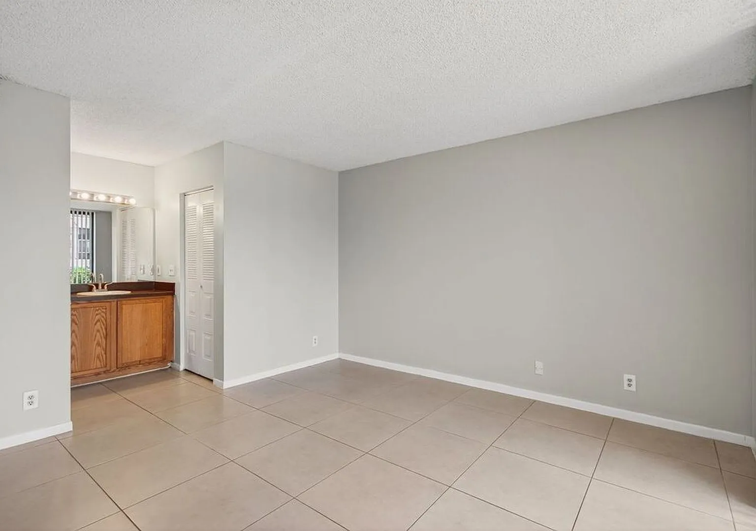One Bedroom One Bathroom! Waterfront Community! — Photo 4
