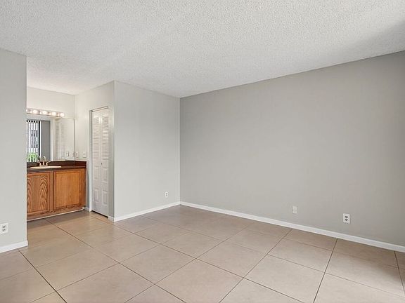 4th image of 752 Executive Center Dr #11-11-11