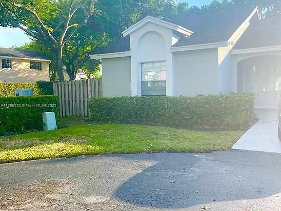 3rd image of 10121 NW 51st Ln