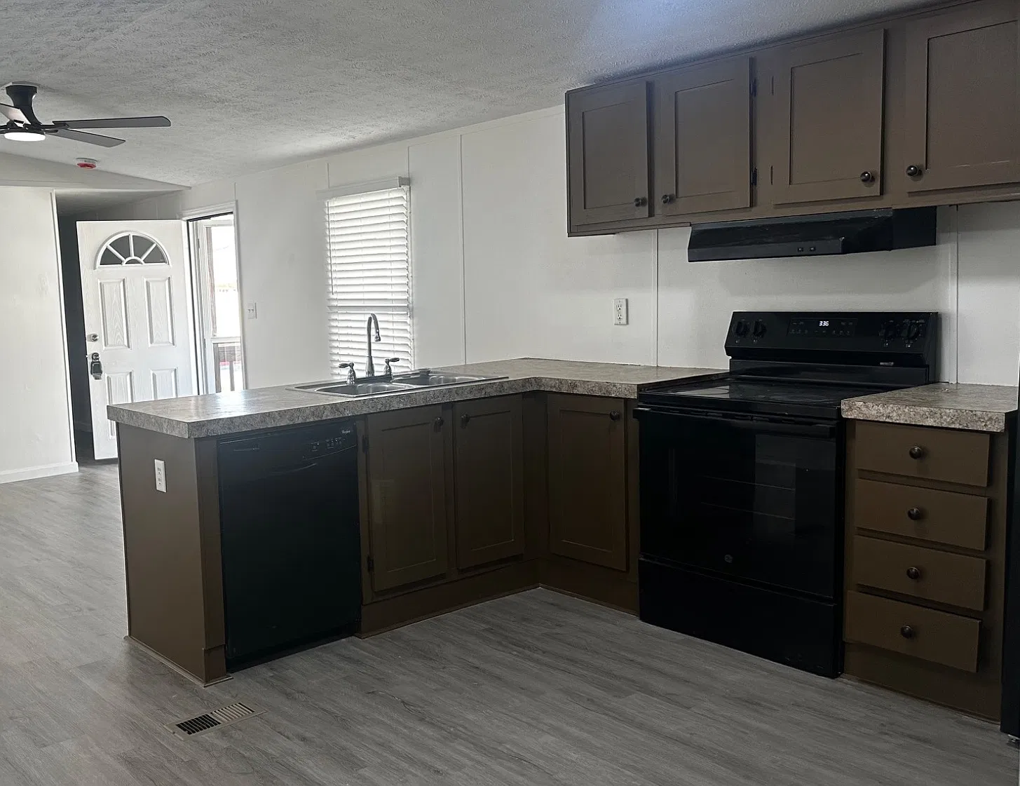 3 bed, 924 sqft, $1,510 — Photo 1