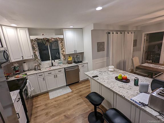 3rd image of 146 Rosemont Avenue
