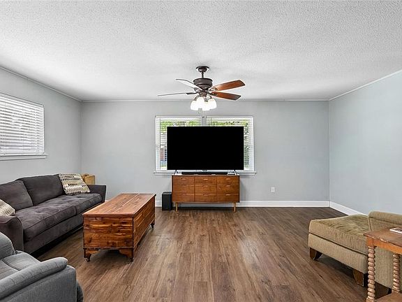 4th image of 2524 Danbury Dr