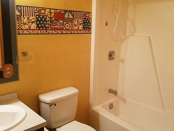 bathroom with tub/shower 