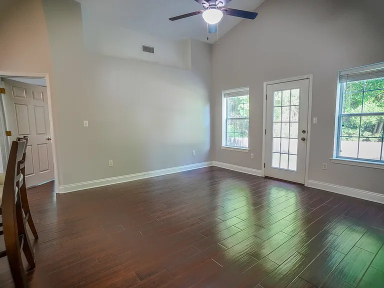 1632 Janet Ln — Photo 6