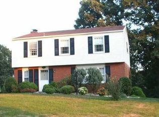 221 Wyngate Rd, Moon Twp, PA 15108