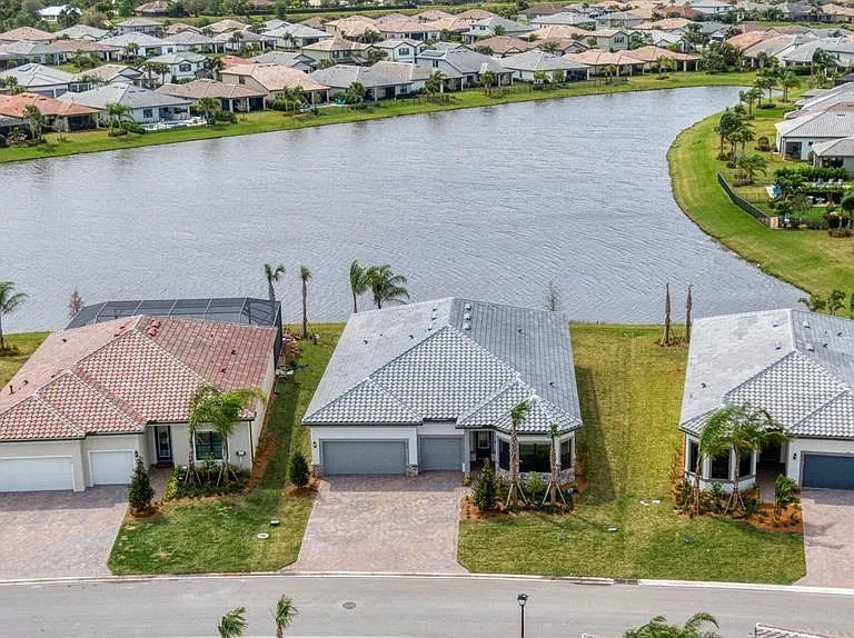 818 SE Courances Dr — Photo 3