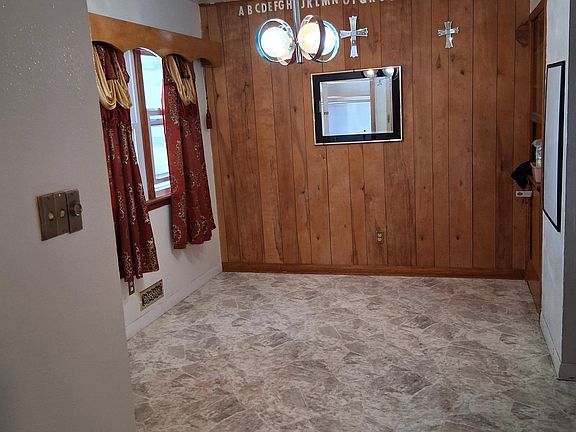 3rd image of 7 S Windsor Cir