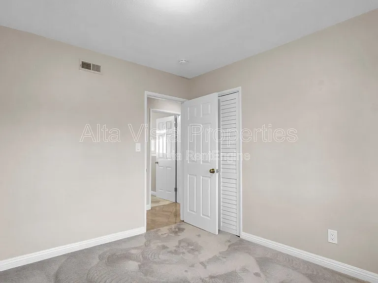 120 Green Ave — Photo 15