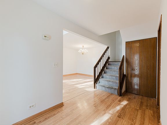 3rd image of 122 Brittany Dr
