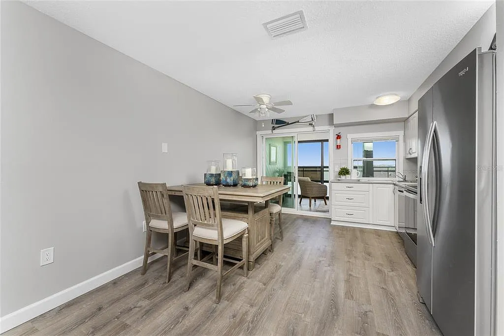 2 bed, 1.0 bath, 864 sqft, $3,000 — Photo 3