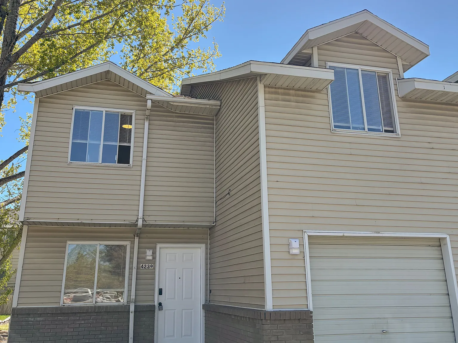 4 bed, 1208 sqft, $2,200 — Photo 2